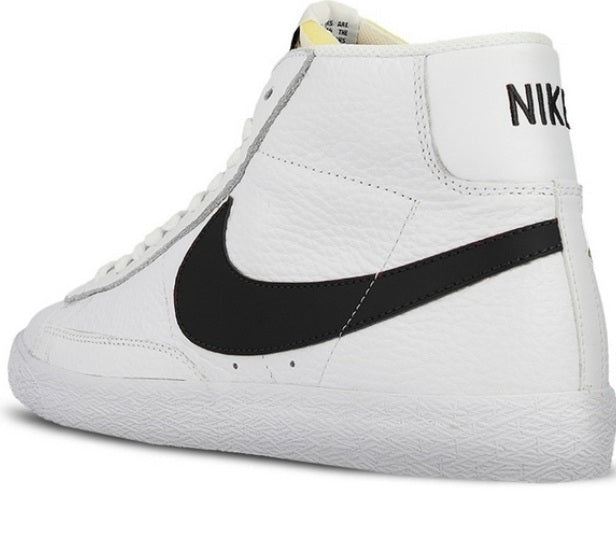Les baskets Nike Blazer Low combinent un style intemporel et une élégance décontractée. Leur design épuré et leurs matériaux de qualité en font un choix prisé des amateurs de mode.