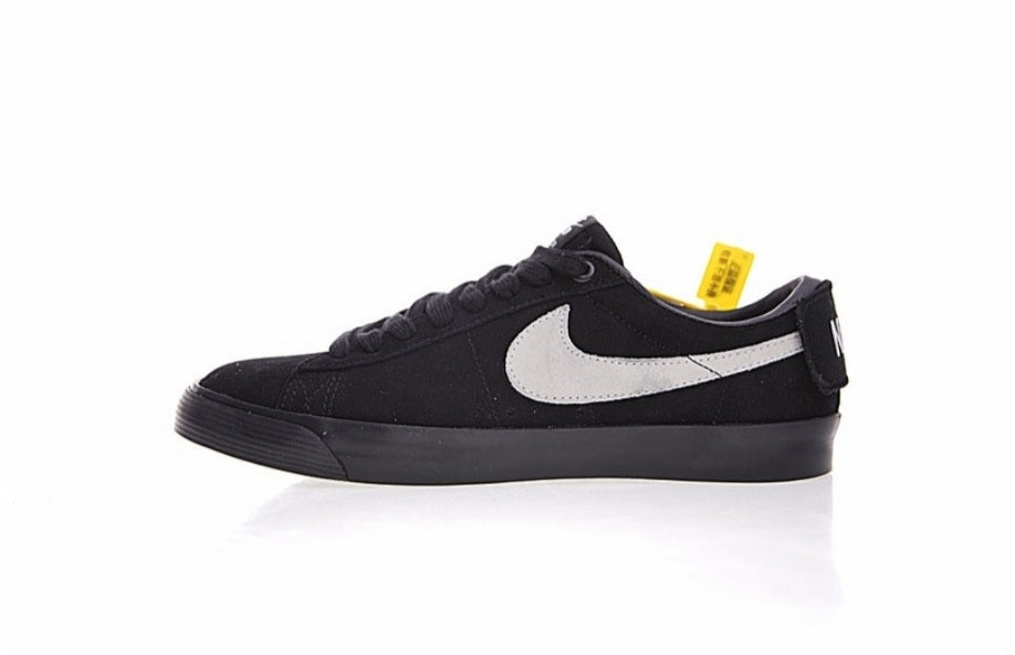 Les baskets Nike Blazer Low combinent un style intemporel et une élégance décontractée. Leur design épuré et leurs matériaux de qualité en font un choix prisé des amateurs de mode.