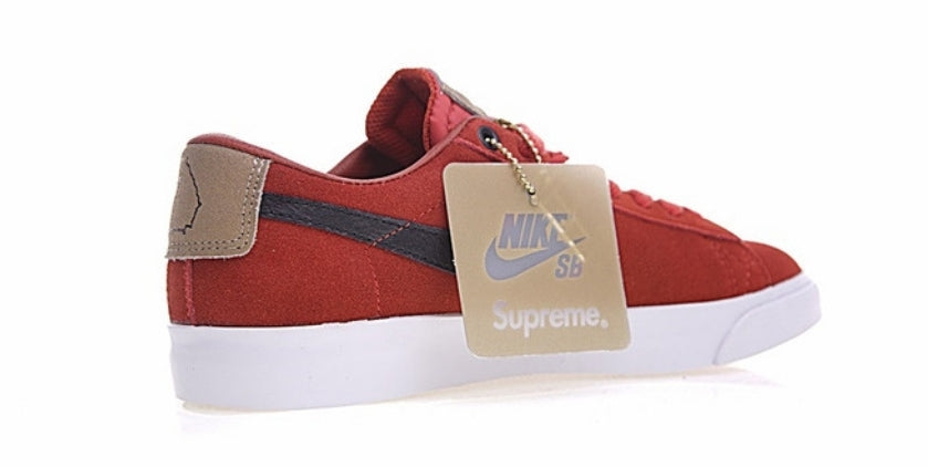 Les baskets Nike Blazer Low combinent un style intemporel et une élégance décontractée. Leur design épuré et leurs matériaux de qualité en font un choix prisé des amateurs de mode.