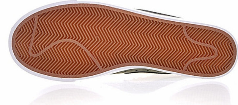 Les baskets Nike Blazer Low combinent un style intemporel et une élégance décontractée. Leur design épuré et leurs matériaux de qualité en font un choix prisé des amateurs de mode.