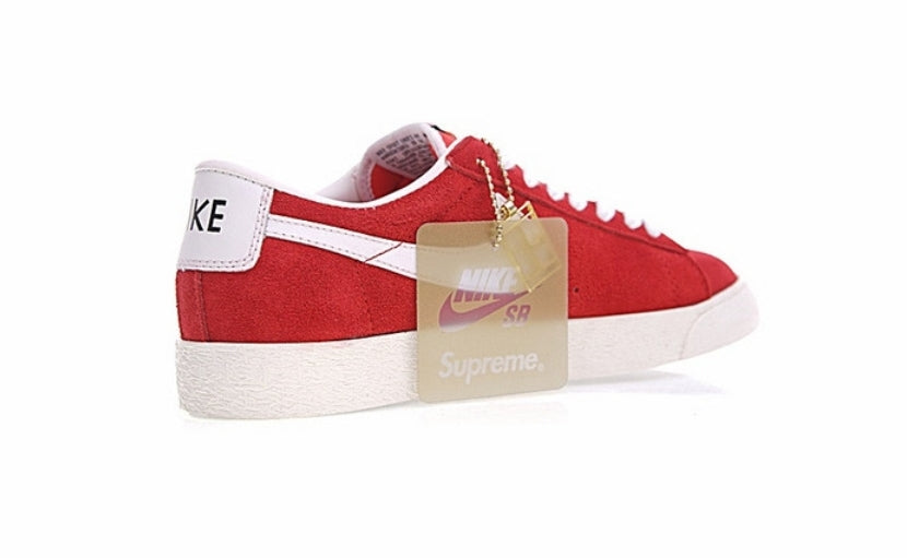 Les baskets Nike Blazer Low combinent un style intemporel et une élégance décontractée. Leur design épuré et leurs matériaux de qualité en font un choix prisé des amateurs de mode.