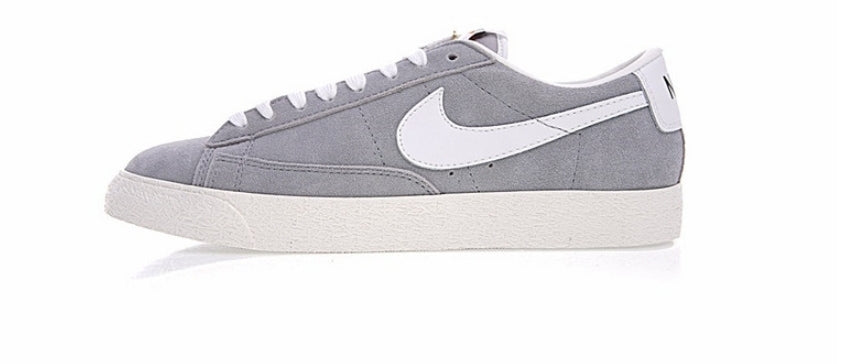 Les baskets Nike Blazer Low combinent un style intemporel et une élégance décontractée. Leur design épuré et leurs matériaux de qualité en font un choix prisé des amateurs de mode.