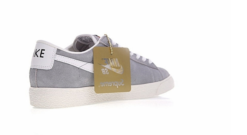 Les baskets Nike Blazer Low combinent un style intemporel et une élégance décontractée. Leur design épuré et leurs matériaux de qualité en font un choix prisé des amateurs de mode.