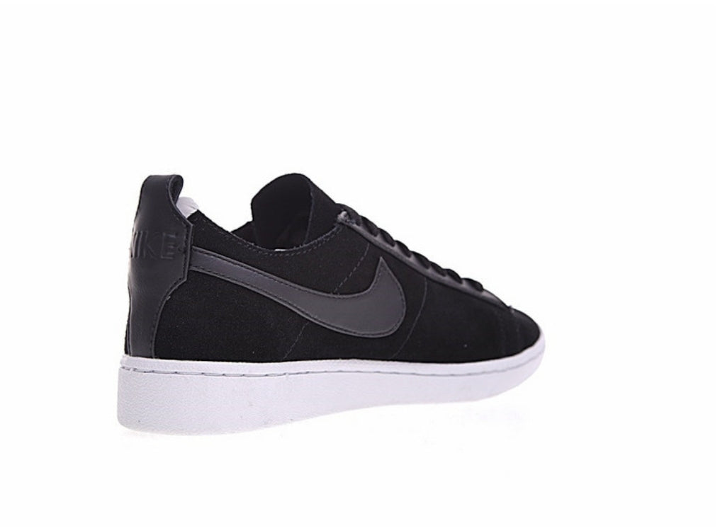 Les baskets Nike Blazer Low combinent un style intemporel et une élégance décontractée. Leur design épuré et leurs matériaux de qualité en font un choix prisé des amateurs de mode.
