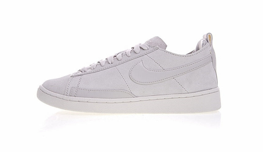 Les baskets Nike Blazer Low combinent un style intemporel et une élégance décontractée. Leur design épuré et leurs matériaux de qualité en font un choix prisé des amateurs de mode.