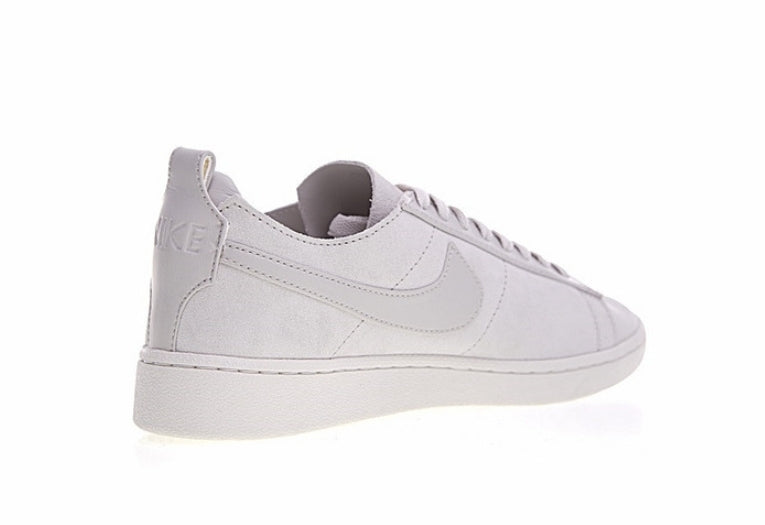 Les baskets Nike Blazer Low combinent un style intemporel et une élégance décontractée. Leur design épuré et leurs matériaux de qualité en font un choix prisé des amateurs de mode.