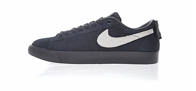 Les baskets Nike Blazer Low combinent un style intemporel et une élégance décontractée. Leur design épuré et leurs matériaux de qualité en font un choix prisé des amateurs de mode.