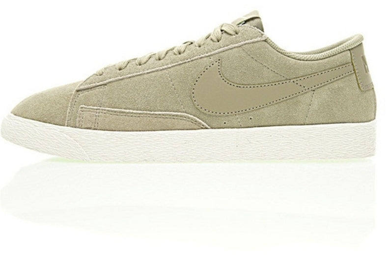Les baskets Nike Blazer Low combinent un style intemporel et une élégance décontractée. Leur design épuré et leurs matériaux de qualité en font un choix prisé des amateurs de mode.