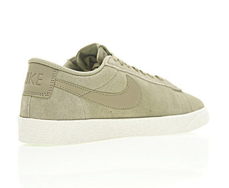 Les baskets Nike Blazer Low combinent un style intemporel et une élégance décontractée. Leur design épuré et leurs matériaux de qualité en font un choix prisé des amateurs de mode.