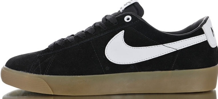Les baskets Nike Blazer Low combinent un style intemporel et une élégance décontractée. Leur design épuré et leurs matériaux de qualité en font un choix prisé des amateurs de mode.