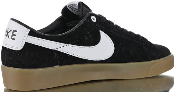 Les baskets Nike Blazer Low combinent un style intemporel et une élégance décontractée. Leur design épuré et leurs matériaux de qualité en font un choix prisé des amateurs de mode.