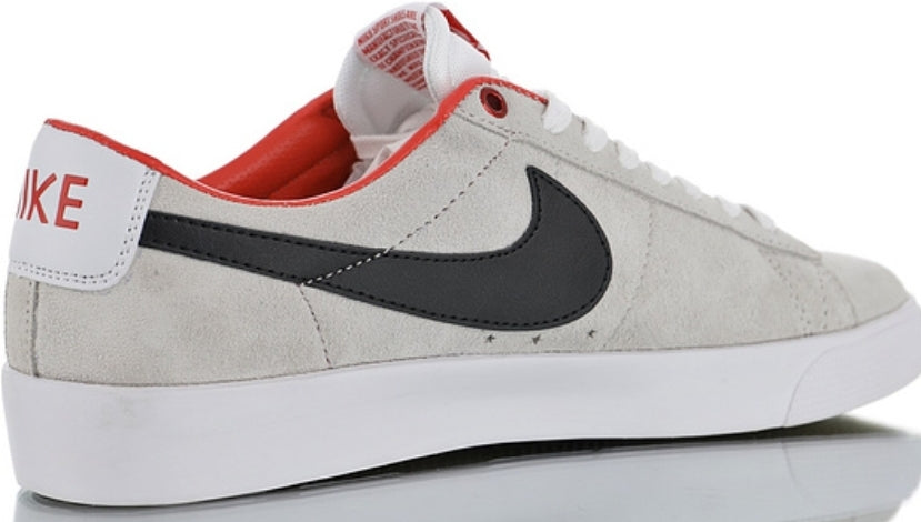 Les baskets Nike Blazer Low combinent un style intemporel et une élégance décontractée. Leur design épuré et leurs matériaux de qualité en font un choix prisé des amateurs de mode.
