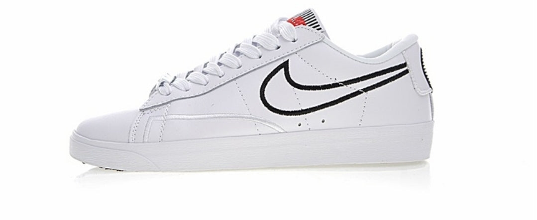 Les baskets Nike Blazer Low combinent un style intemporel et une élégance décontractée. Leur design épuré et leurs matériaux de qualité en font un choix prisé des amateurs de mode.