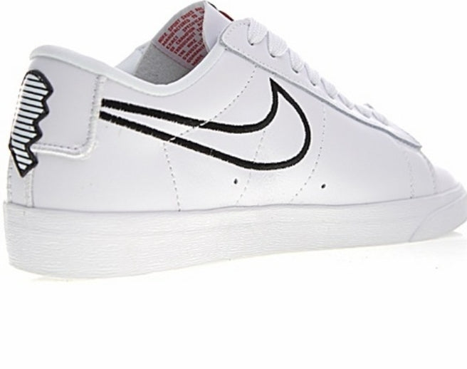 Les baskets Nike Blazer Low combinent un style intemporel et une élégance décontractée. Leur design épuré et leurs matériaux de qualité en font un choix prisé des amateurs de mode.