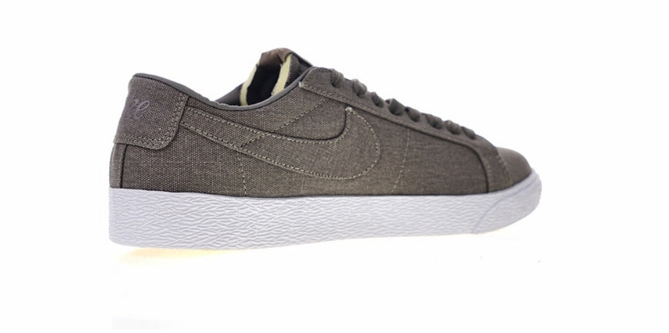 Les baskets Nike Blazer Low combinent un style intemporel et une élégance décontractée. Leur design épuré et leurs matériaux de qualité en font un choix prisé des amateurs de mode.