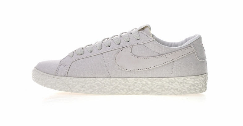 Les baskets Nike Blazer Low combinent un style intemporel et une élégance décontractée. Leur design épuré et leurs matériaux de qualité en font un choix prisé des amateurs de mode.