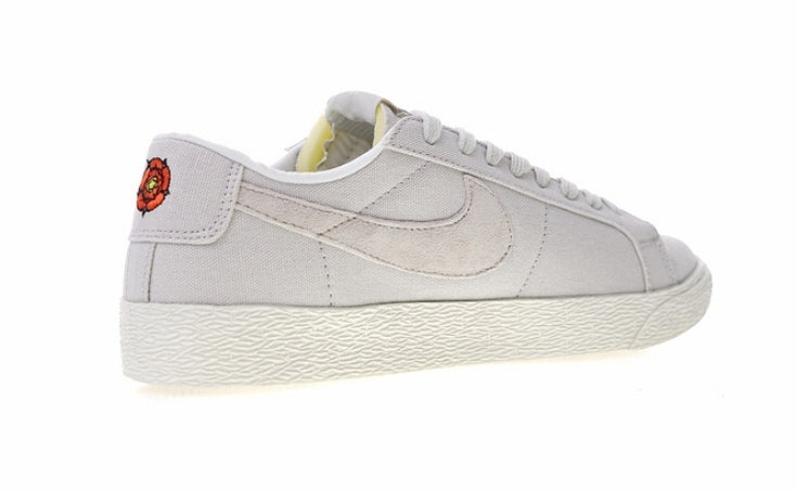 Les baskets Nike Blazer Low combinent un style intemporel et une élégance décontractée. Leur design épuré et leurs matériaux de qualité en font un choix prisé des amateurs de mode.