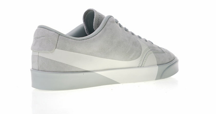 Les baskets Nike Blazer Low combinent un style intemporel et une élégance décontractée. Leur design épuré et leurs matériaux de qualité en font un choix prisé des amateurs de mode.