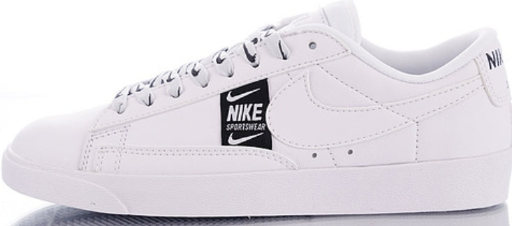 Les baskets Nike Blazer Low combinent un style intemporel et une élégance décontractée. Leur design épuré et leurs matériaux de qualité en font un choix prisé des amateurs de mode.