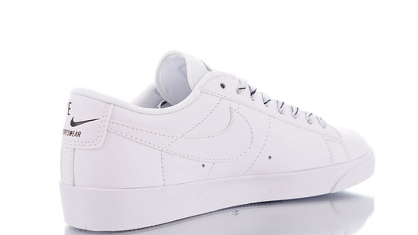 Les baskets Nike Blazer Low combinent un style intemporel et une élégance décontractée. Leur design épuré et leurs matériaux de qualité en font un choix prisé des amateurs de mode.