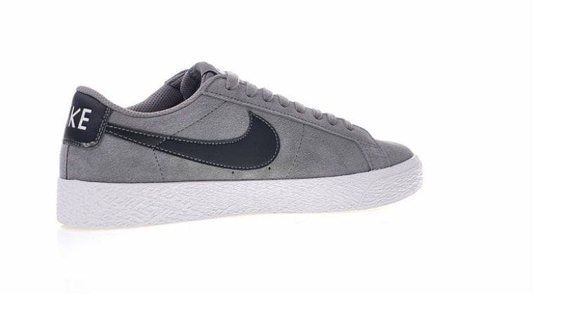 Les baskets Nike Blazer Low combinent un style intemporel et une élégance décontractée. Leur design épuré et leurs matériaux de qualité en font un choix prisé des amateurs de mode.
