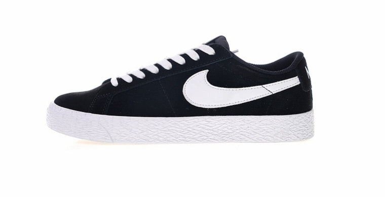 Les baskets Nike Blazer Low combinent un style intemporel et une élégance décontractée. Leur design épuré et leurs matériaux de qualité en font un choix prisé des amateurs de mode.