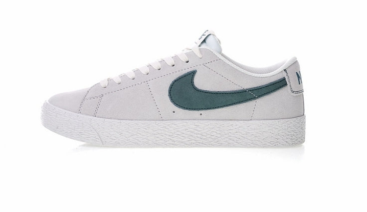 Les baskets Nike Blazer Low combinent un style intemporel et une élégance décontractée. Leur design épuré et leurs matériaux de qualité en font un choix prisé des amateurs de mode.