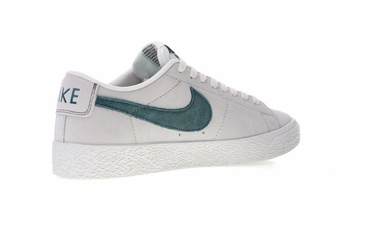 Les baskets Nike Blazer Low combinent un style intemporel et une élégance décontractée. Leur design épuré et leurs matériaux de qualité en font un choix prisé des amateurs de mode.