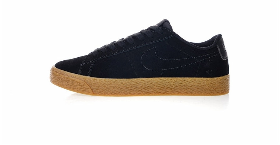 Les baskets Nike Blazer Low combinent un style intemporel et une élégance décontractée. Leur design épuré et leurs matériaux de qualité en font un choix prisé des amateurs de mode.