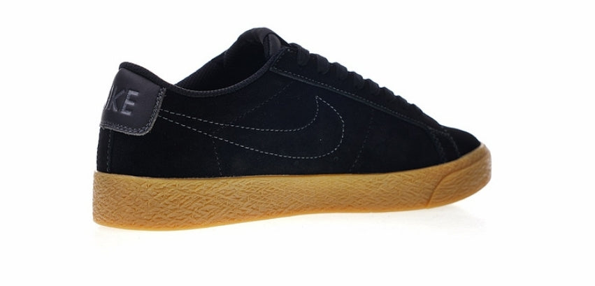 Les baskets Nike Blazer Low combinent un style intemporel et une élégance décontractée. Leur design épuré et leurs matériaux de qualité en font un choix prisé des amateurs de mode.