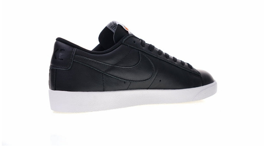 Les baskets Nike Blazer Low combinent un style intemporel et une élégance décontractée. Leur design épuré et leurs matériaux de qualité en font un choix prisé des amateurs de mode.