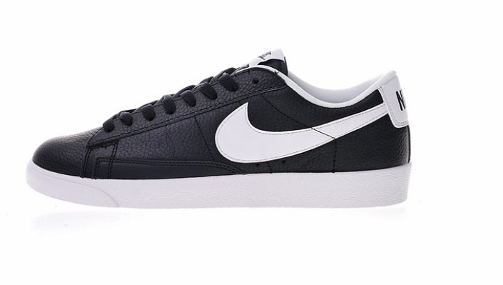 Les baskets Nike Blazer Low combinent un style intemporel et une élégance décontractée. Leur design épuré et leurs matériaux de qualité en font un choix prisé des amateurs de mode.