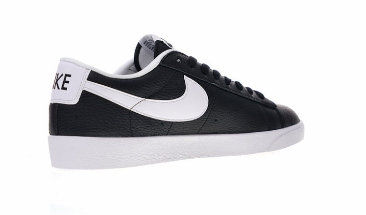 Les baskets Nike Blazer Low combinent un style intemporel et une élégance décontractée. Leur design épuré et leurs matériaux de qualité en font un choix prisé des amateurs de mode.