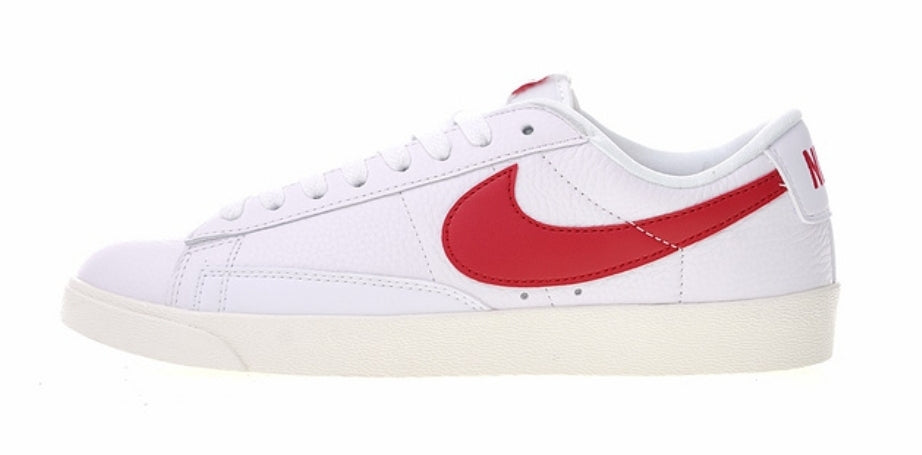 Les baskets Nike Blazer Low combinent un style intemporel et une élégance décontractée. Leur design épuré et leurs matériaux de qualité en font un choix prisé des amateurs de mode.