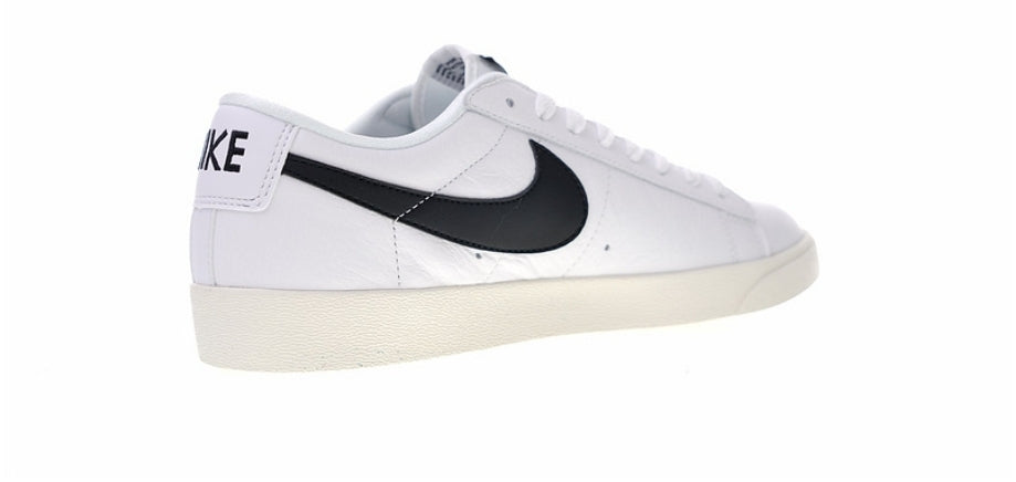 Les baskets Nike Blazer Low combinent un style intemporel et une élégance décontractée. Leur design épuré et leurs matériaux de qualité en font un choix prisé des amateurs de mode.