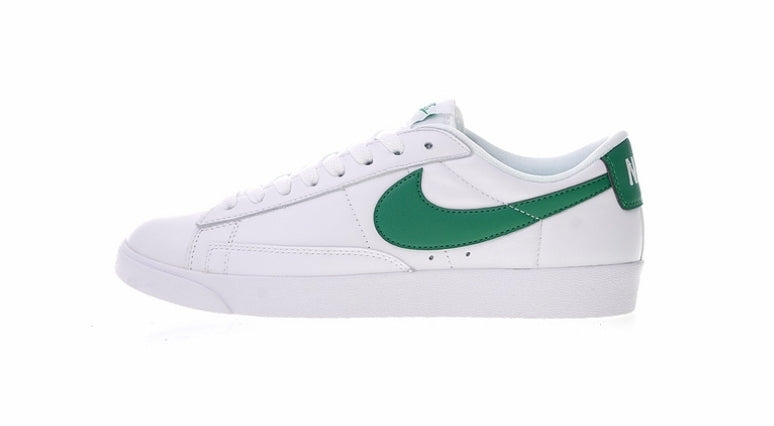 Les baskets Nike Blazer Low combinent un style intemporel et une élégance décontractée. Leur design épuré et leurs matériaux de qualité en font un choix prisé des amateurs de mode.