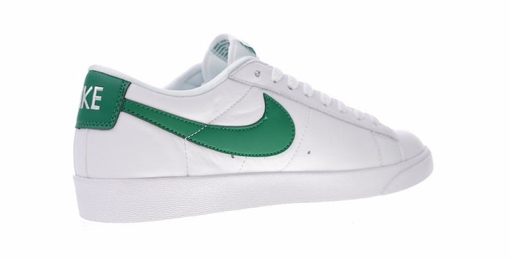 Les baskets Nike Blazer Low combinent un style intemporel et une élégance décontractée. Leur design épuré et leurs matériaux de qualité en font un choix prisé des amateurs de mode.