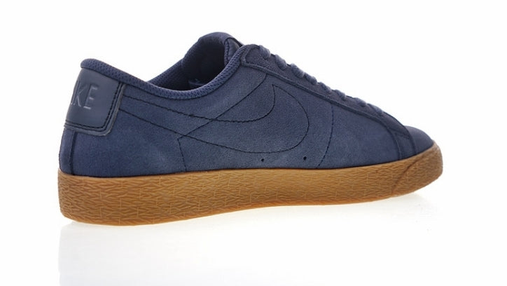 Les baskets Nike Blazer Low combinent un style intemporel et une élégance décontractée. Leur design épuré et leurs matériaux de qualité en font un choix prisé des amateurs de mode.