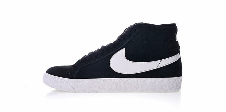 Les baskets Nike Blazer Low combinent un style intemporel et une élégance décontractée. Leur design épuré et leurs matériaux de qualité en font un choix prisé des amateurs de mode.