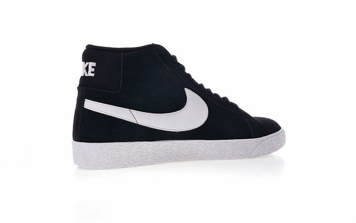 Les baskets Nike Blazer Low combinent un style intemporel et une élégance décontractée. Leur design épuré et leurs matériaux de qualité en font un choix prisé des amateurs de mode.