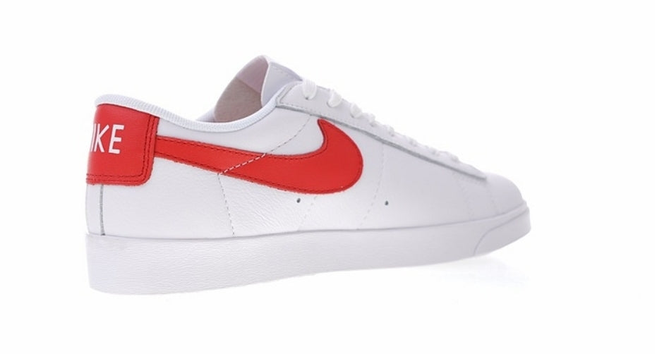 Les baskets Nike Blazer Low combinent un style intemporel et une élégance décontractée. Leur design épuré et leurs matériaux de qualité en font un choix prisé des amateurs de mode.