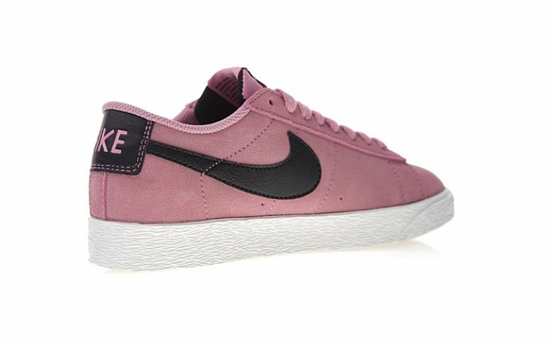 Les baskets Nike Blazer Low combinent un style intemporel et une élégance décontractée. Leur design épuré et leurs matériaux de qualité en font un choix prisé des amateurs de mode.