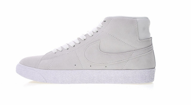 Les baskets Nike Blazer Low combinent un style intemporel et une élégance décontractée. Leur design épuré et leurs matériaux de qualité en font un choix prisé des amateurs de mode.