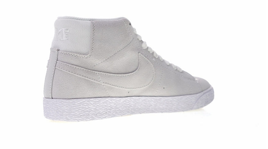 Les baskets Nike Blazer Low combinent un style intemporel et une élégance décontractée. Leur design épuré et leurs matériaux de qualité en font un choix prisé des amateurs de mode.