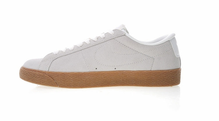 Les baskets Nike Blazer Low combinent un style intemporel et une élégance décontractée. Leur design épuré et leurs matériaux de qualité en font un choix prisé des amateurs de mode.