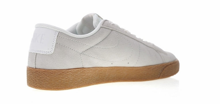 Les baskets Nike Blazer Low combinent un style intemporel et une élégance décontractée. Leur design épuré et leurs matériaux de qualité en font un choix prisé des amateurs de mode.