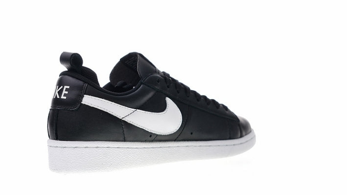 Les baskets Nike Blazer Low combinent un style intemporel et une élégance décontractée. Leur design épuré et leurs matériaux de qualité en font un choix prisé des amateurs de mode.