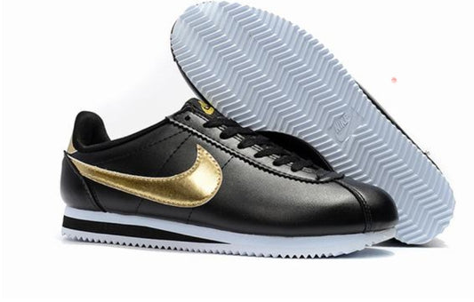 Les baskets Nike Cortez offrent un style intemporel et une silhouette emblématique. Leur design rétro et leurs matériaux de qualité. Pas cher. Le moins cher.