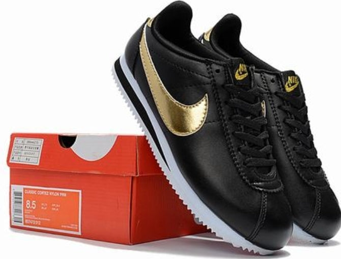 Les baskets Nike Cortez offrent un style intemporel et une silhouette emblématique. Leur design rétro et leurs matériaux de qualité. Pas cher. Le moins cher.