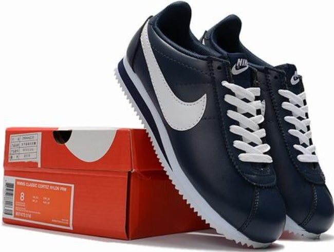 Les baskets Nike Cortez offrent un style intemporel et une silhouette emblématique. Leur design rétro et leurs matériaux de qualité. Pas cher. Le moins cher.